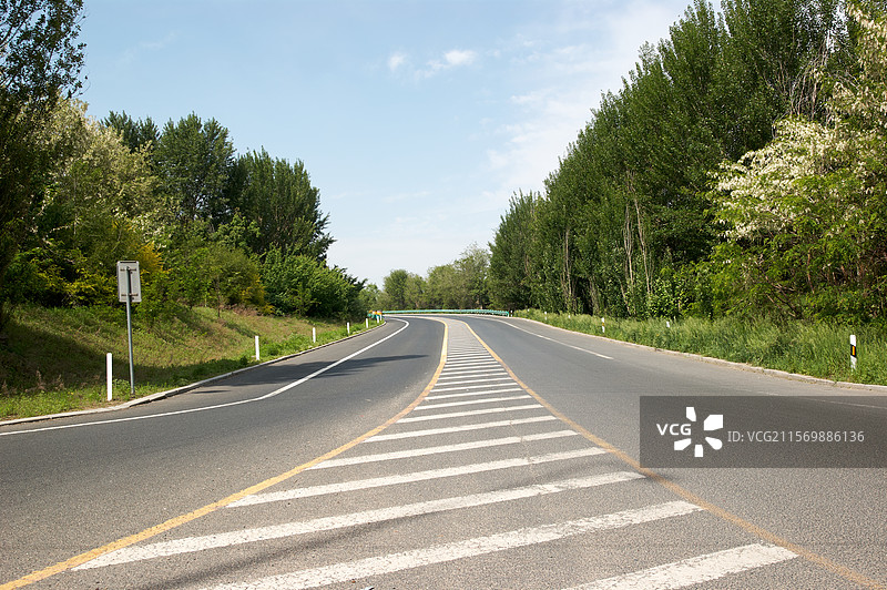 蓝天白云下的汽车道路风光，沈阳绕城高速公路匝道出入口，三台子立交桥，城市户外风光，道路马路行车驾驶图片素材