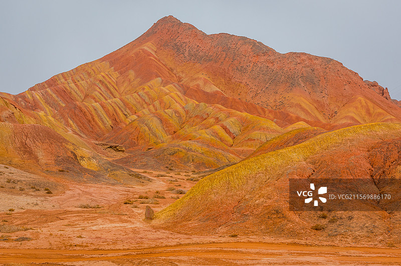 微雨雪天气中的张掖七彩丹霞图片素材