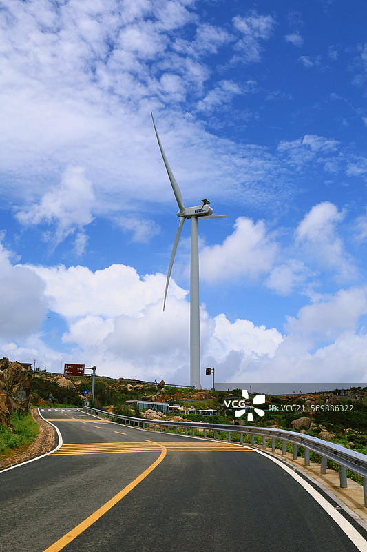 福建平潭岛驶向风车的公路图片素材
