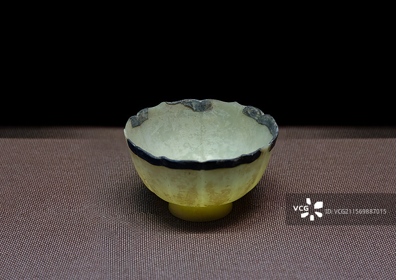 蔚县博物馆藏元代花口镶银圈足玉碗图片素材