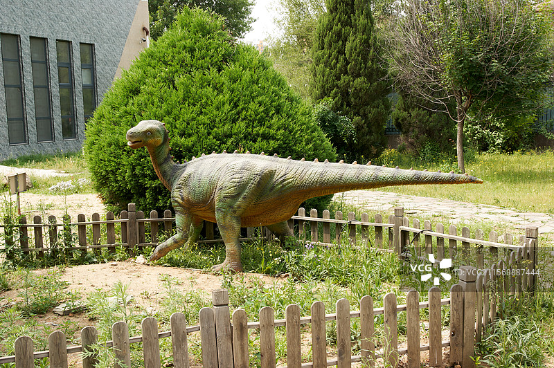 沈阳，辽宁古生物博物馆户外恐龙雕塑，城市户外风光，旅游旅行景点，远古生物科普知识图片素材