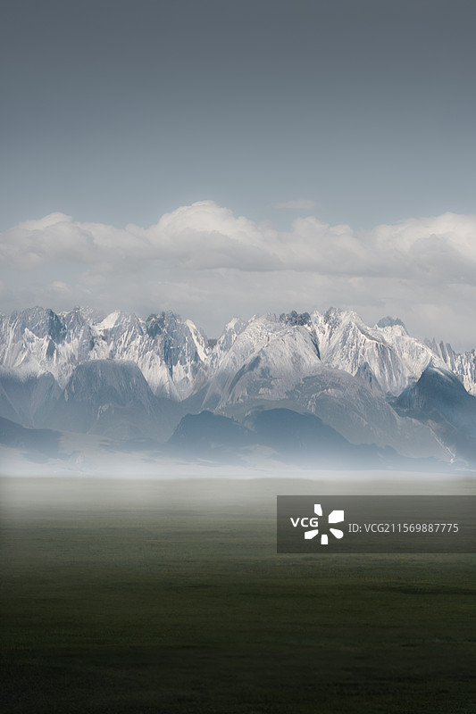巴音布鲁克的雪山图片素材