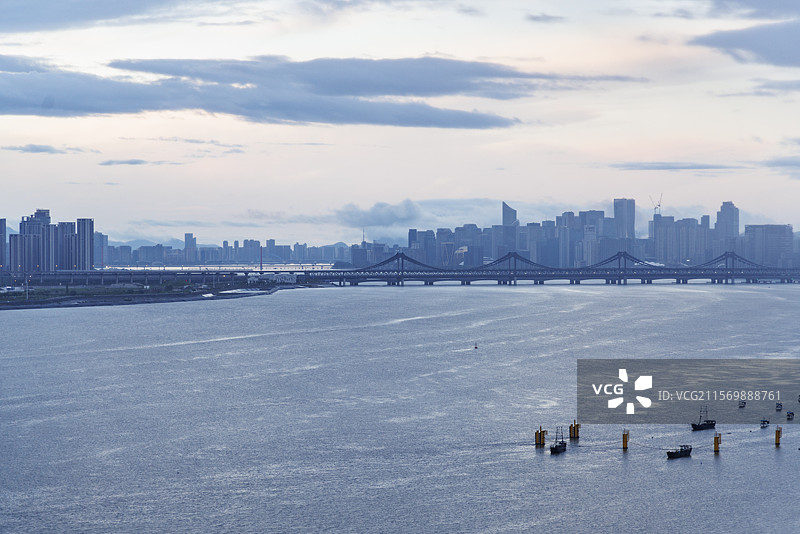 远眺杭州钱塘江沿岸城市风景，钱江新城CBD图片素材