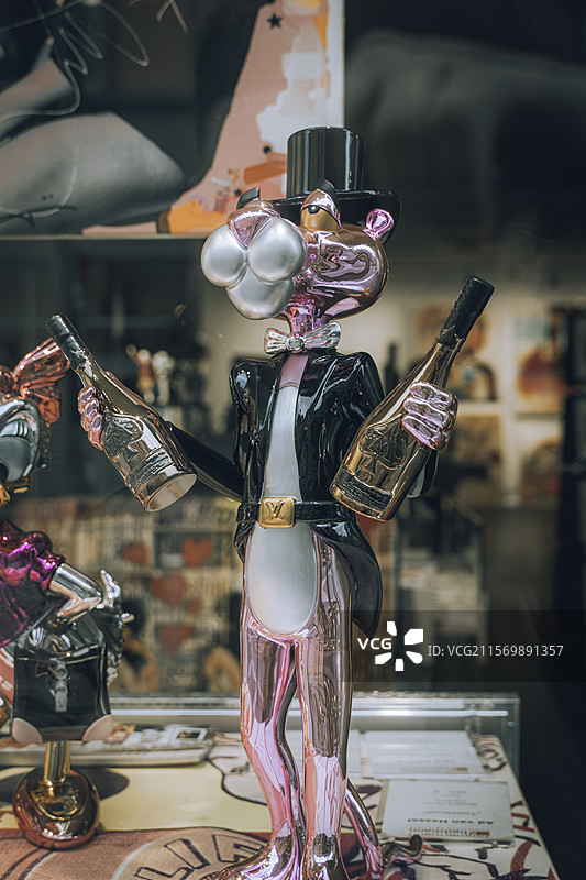 橱窗里的玩具手办玩偶卡通图片素材