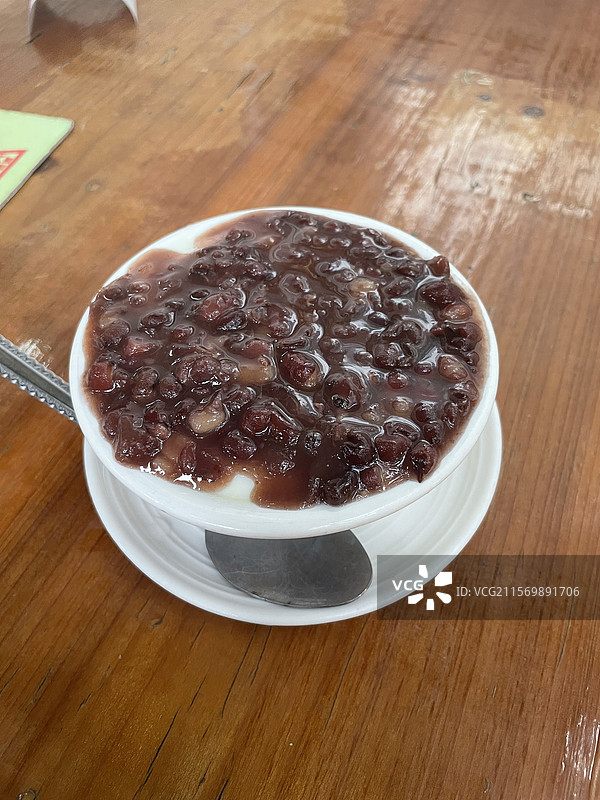 红豆双皮奶｜木桌暖光×白瓷碗勺与家常糖水铺记忆图片素材