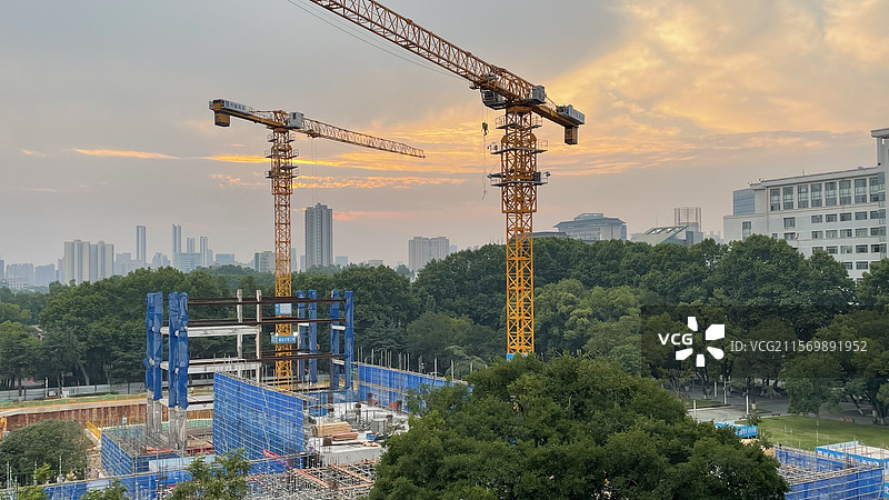 夕阳  施工 塔吊图片素材