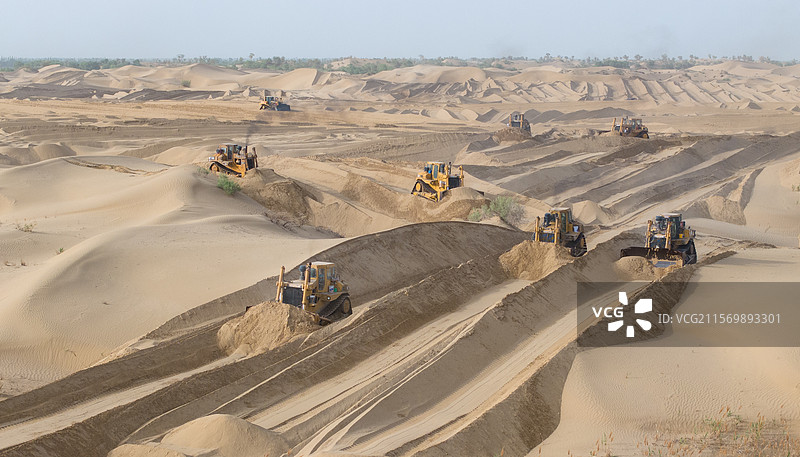 新疆尉犁： 大型机械正在平整沙丘图片素材