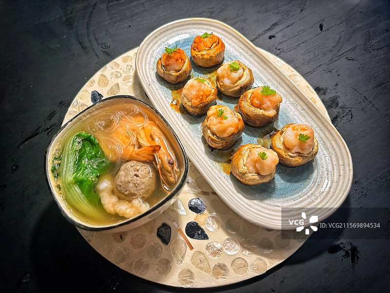 桌上的蘑菇虾滑和虾仁牛肉丸汤图片素材