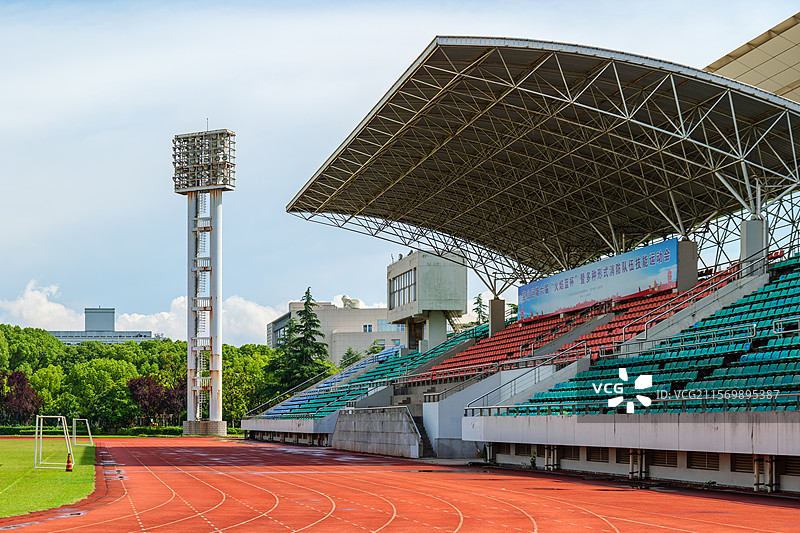 晴天无人的塑胶田径跑道和看台图片素材