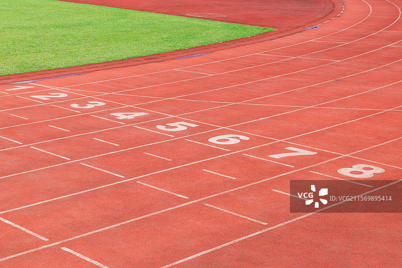 晴天无人的塑胶田径跑道图片素材