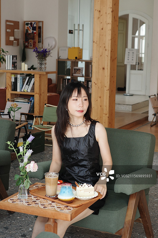 在网红店咖啡馆内感受生活的美女图片素材