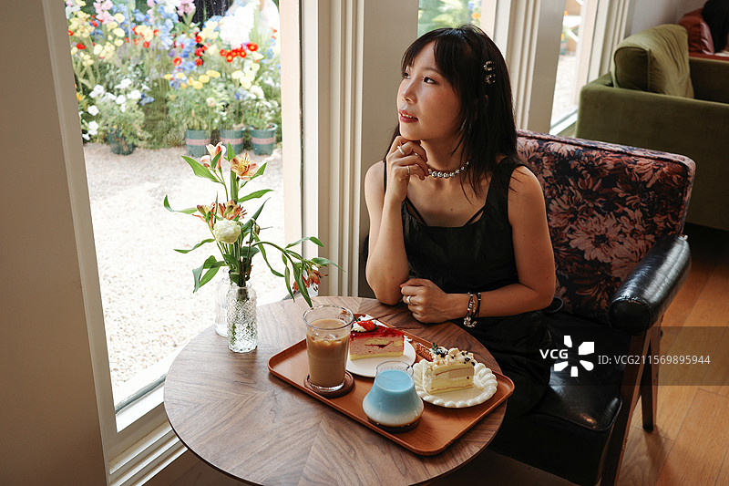 在网红店咖啡馆内感受生活的美女图片素材