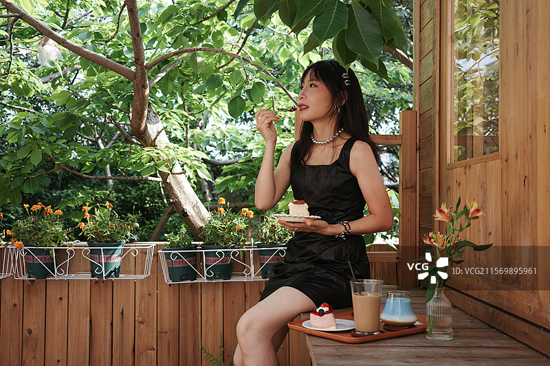 在网红店咖啡馆内感受生活的美女图片素材