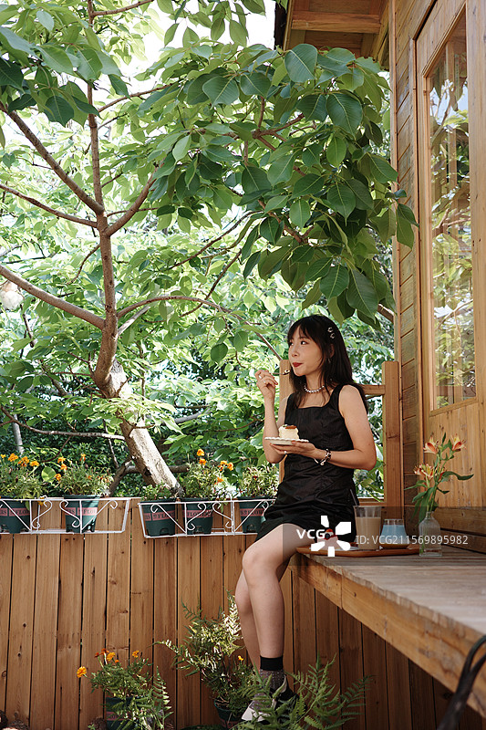 在网红店咖啡馆内感受生活的美女图片素材