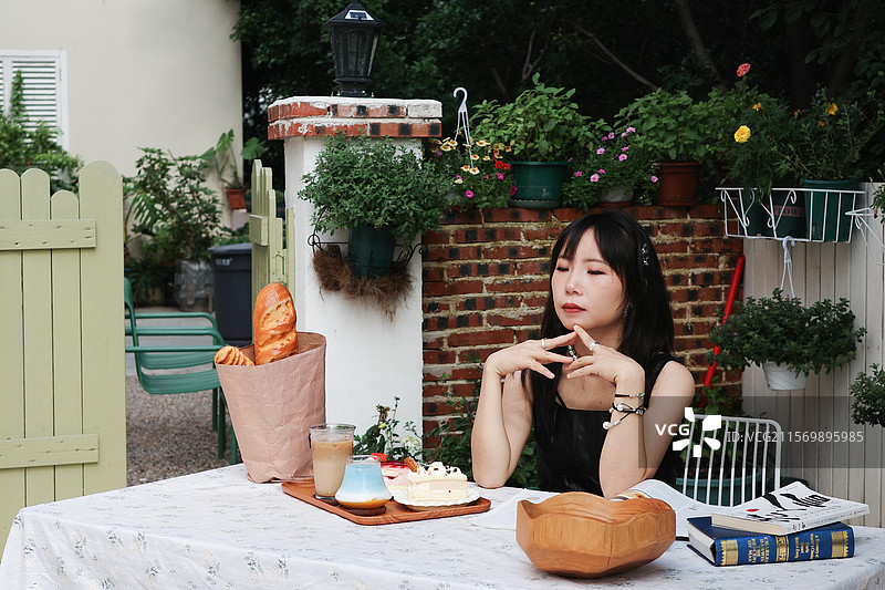 在网红店咖啡馆内感受生活的美女图片素材