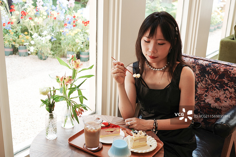 在网红店咖啡馆内感受生活的美女图片素材