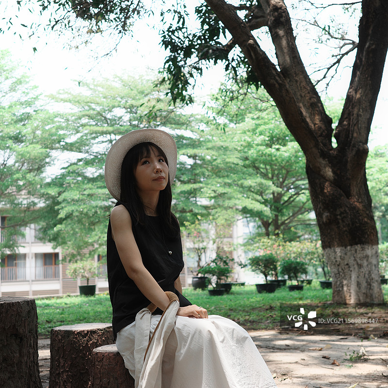 逛小区的青年女人图片素材