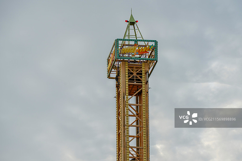 山东泰安方特游乐园的太空飞梭跳楼机游乐设施图片素材