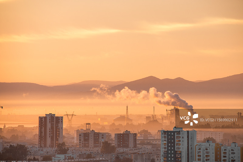 晨曦中的工业城市图片素材