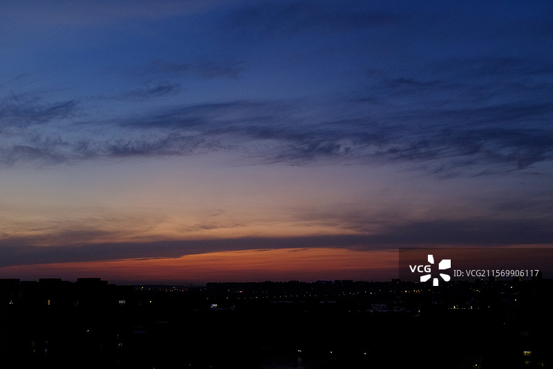 绚烂晚霞映衬下的上海城市夜幕图片素材