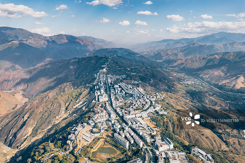 山谷中的城市云南红河县图片素材