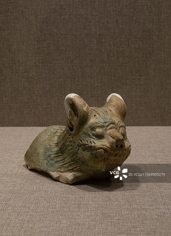 南汉陶蹲兽特写图片素材