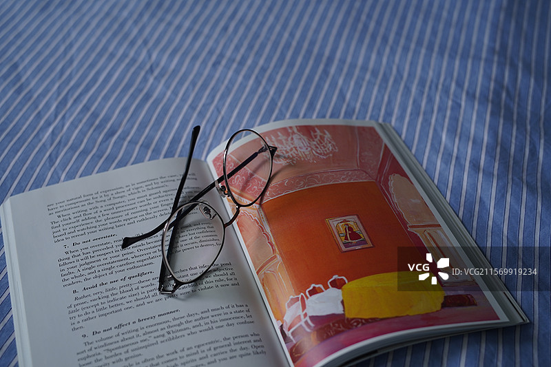 室内 阅读 眼镜 图册图片素材