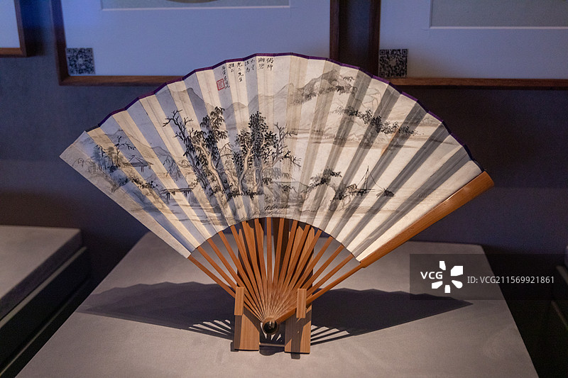 嘉兴平湖博物馆吴湖帆山水王蕴章楷书合装竹骨折扇 民国十五年(1926)图片素材