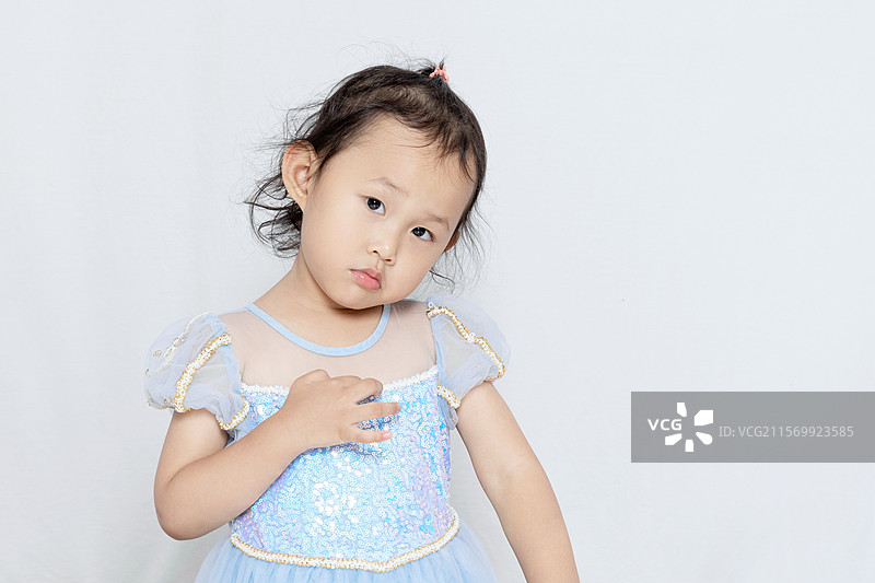 穿着蓝色公主裙的3岁女孩图片素材