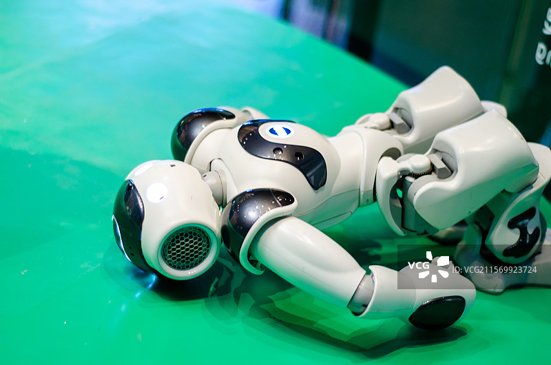 可以灵活跳舞的玩具机器人图片素材