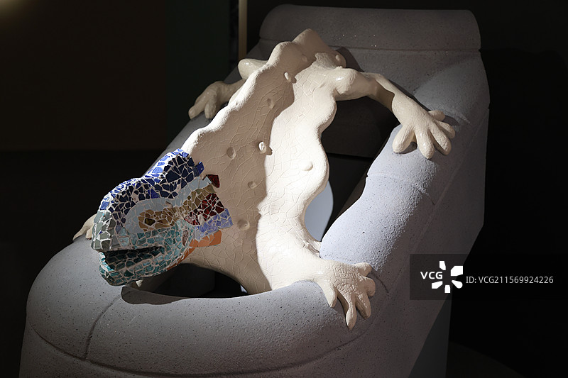 上海久事美术馆（外滩18号）--高迪与他的时代展品-彩瓷大蜥蜴图片素材