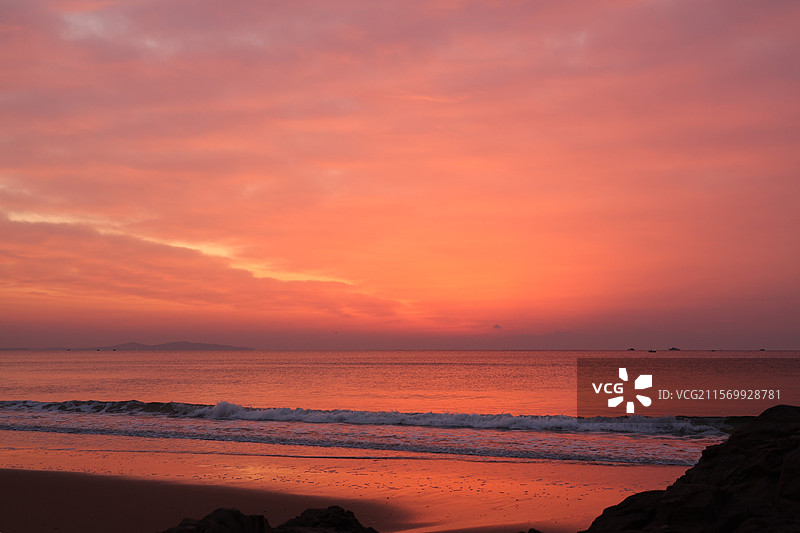 霞光万丈的壮丽海景，绚烂朝霞下的青岛日出图片素材