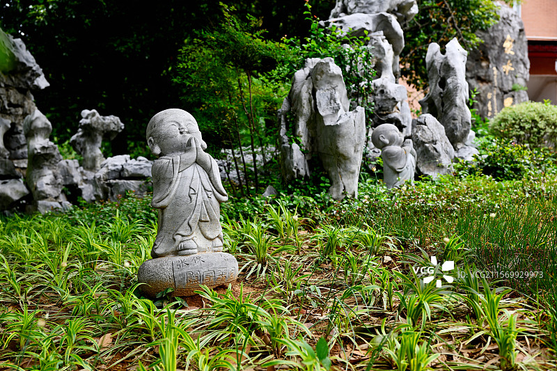 石雕小和尚，小和尚石像，小沙弥石像，江苏无锡宜兴龙池山澄光禅寺图片素材