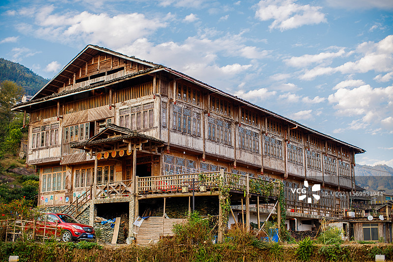 龙脊梯田古壮寨的一栋壮族风格的杆栏式木制建筑，一间壮族特色民宿图片素材