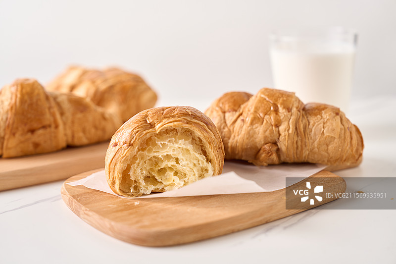 美味可口的牛角面包和牛奶图片素材