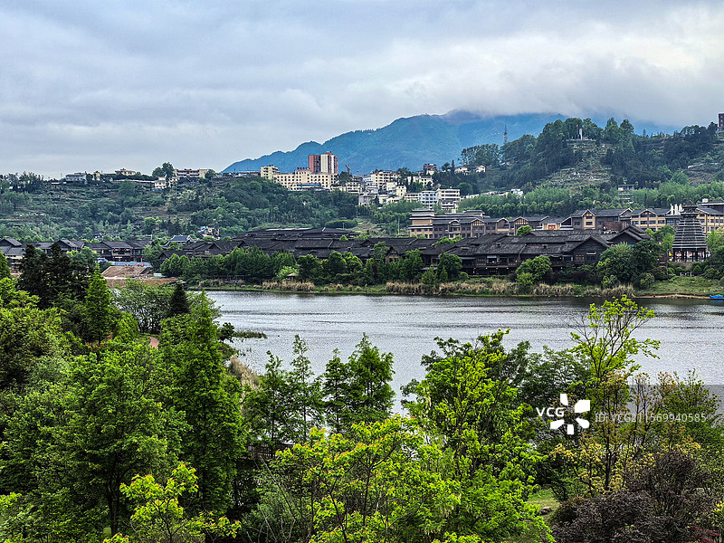 中国贵州黔东南丹寨县，丹寨万达小镇风光，丹寨万达小镇，丹寨龙泉山的杜鹃花，丹寨龙泉山蚩尤文化公园图片素材