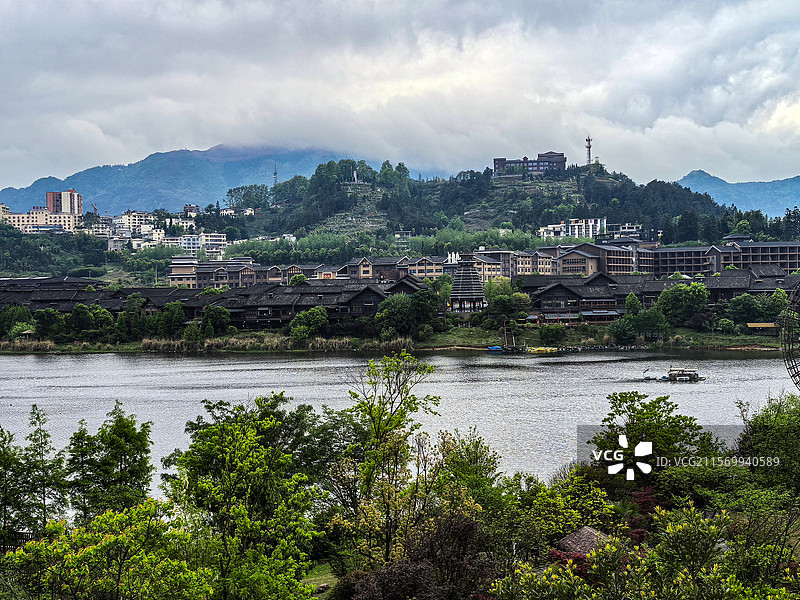 中国贵州黔东南丹寨县，丹寨万达小镇风光，丹寨万达小镇，丹寨龙泉山的杜鹃花，丹寨龙泉山蚩尤文化公园图片素材