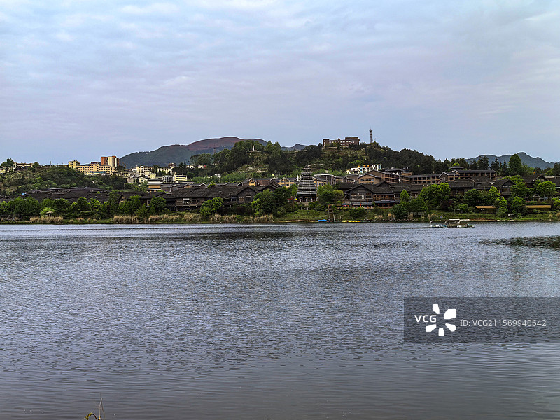 中国贵州黔东南丹寨县，丹寨万达小镇风光，丹寨万达小镇，丹寨龙泉山的杜鹃花，丹寨龙泉山蚩尤文化公园图片素材