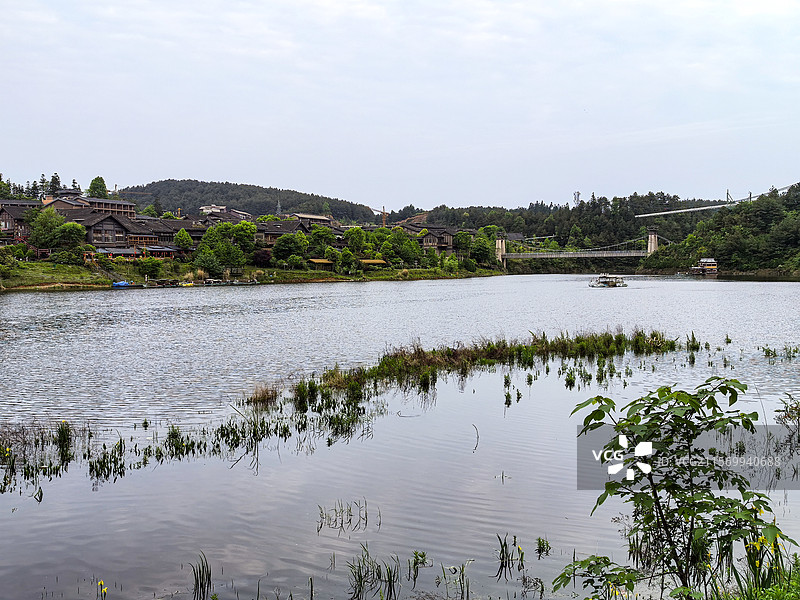 中国贵州黔东南丹寨县，丹寨万达小镇风光，丹寨万达小镇，丹寨龙泉山的杜鹃花，丹寨龙泉山蚩尤文化公园图片素材
