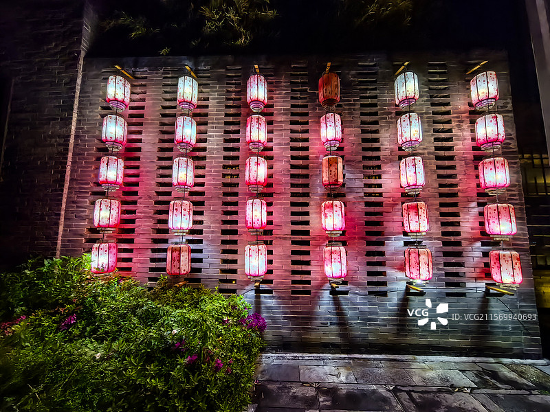 中国贵州黔东南丹寨县，丹寨万达小镇风光，丹寨万达小镇，丹寨龙泉山的杜鹃花，丹寨龙泉山蚩尤文化公园图片素材