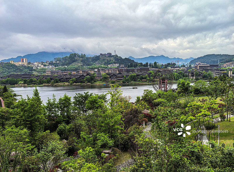 中国贵州黔东南丹寨县，丹寨万达小镇风光，丹寨万达小镇，丹寨龙泉山的杜鹃花，丹寨龙泉山蚩尤文化公园图片素材