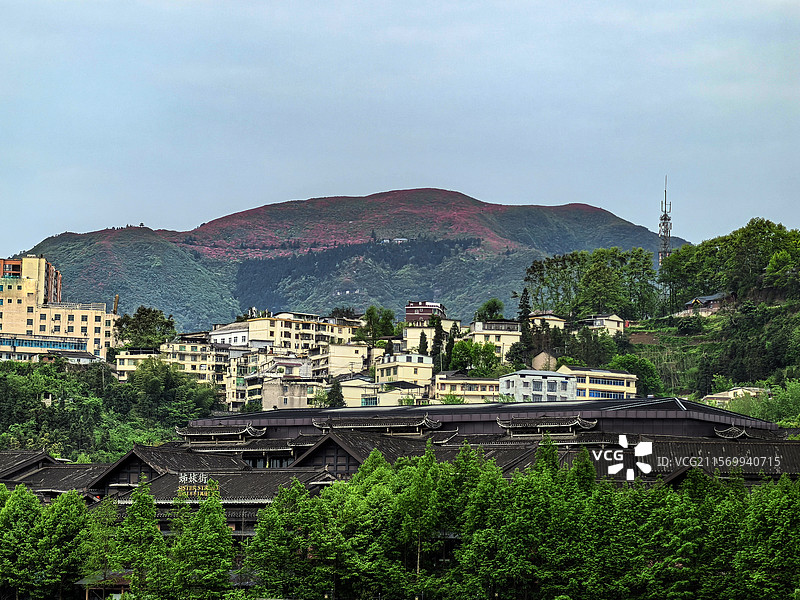 中国贵州黔东南丹寨县，丹寨万达小镇风光，丹寨万达小镇，丹寨龙泉山的杜鹃花，丹寨龙泉山蚩尤文化公园图片素材