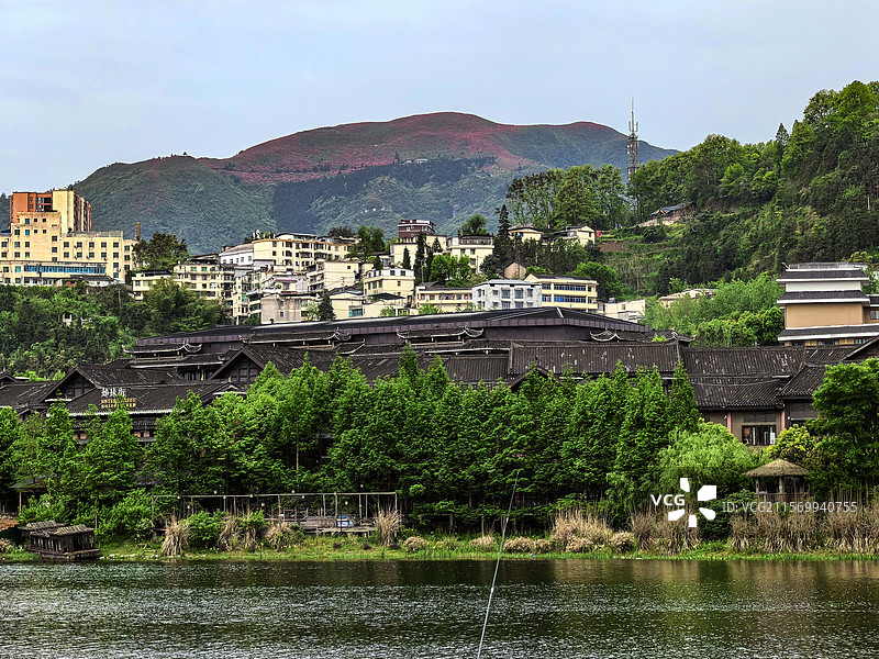 中国贵州黔东南丹寨县，丹寨万达小镇风光，丹寨万达小镇，丹寨龙泉山的杜鹃花，丹寨龙泉山蚩尤文化公园图片素材