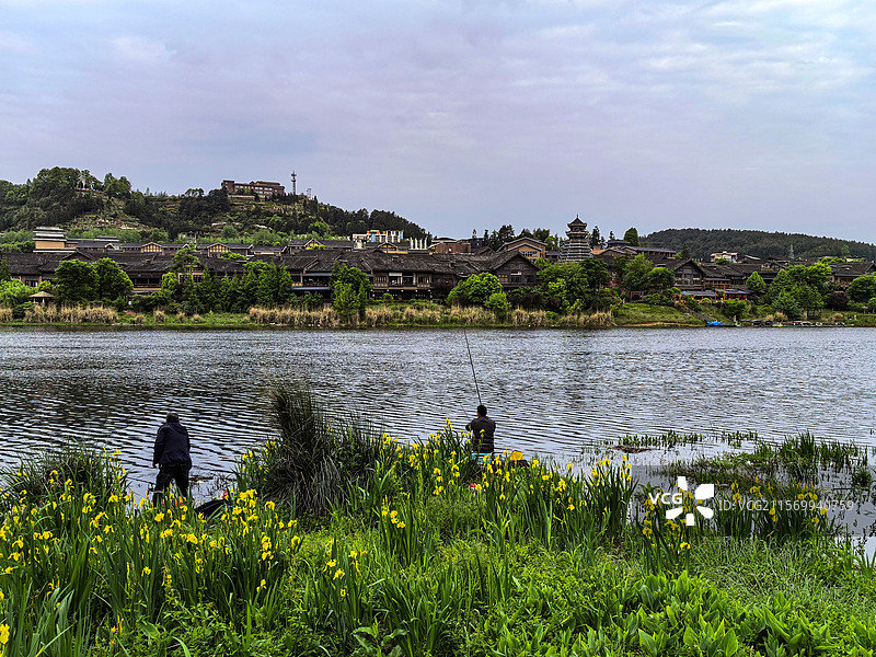 中国贵州黔东南丹寨县，丹寨万达小镇风光，丹寨万达小镇，丹寨龙泉山的杜鹃花，丹寨龙泉山蚩尤文化公园图片素材