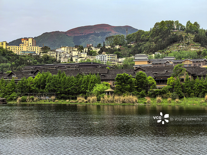 中国贵州黔东南丹寨县，丹寨万达小镇风光，丹寨万达小镇，丹寨龙泉山的杜鹃花，丹寨龙泉山蚩尤文化公园图片素材