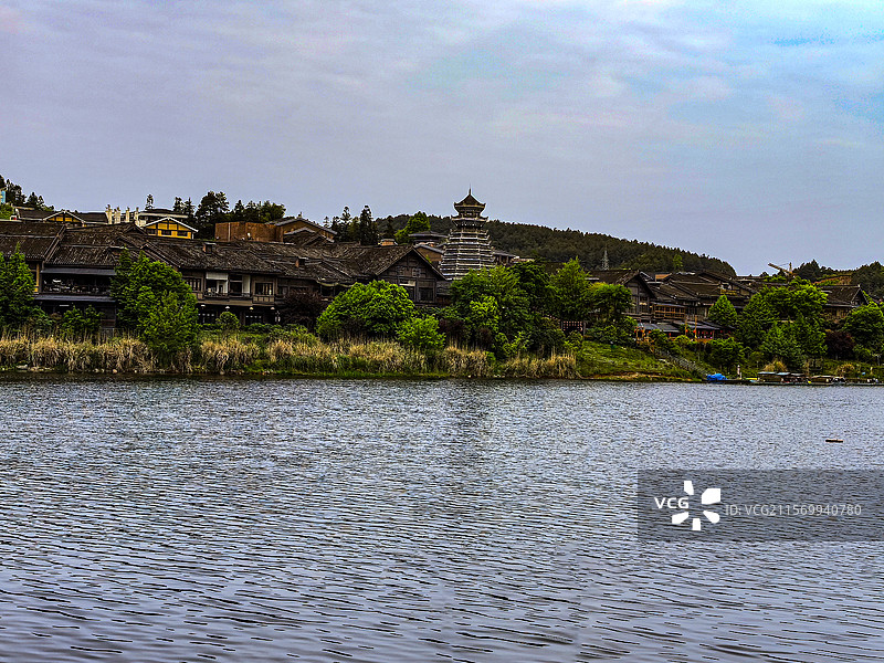 中国贵州黔东南丹寨县，丹寨万达小镇风光，丹寨万达小镇，丹寨龙泉山的杜鹃花，丹寨龙泉山蚩尤文化公园图片素材