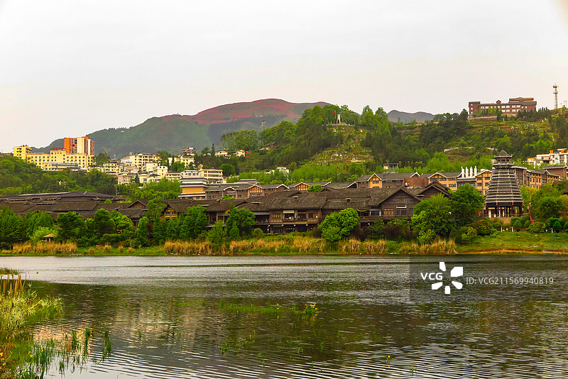 中国贵州黔东南丹寨县，丹寨万达小镇风光，丹寨万达小镇，丹寨龙泉山的杜鹃花，丹寨龙泉山蚩尤文化公园图片素材