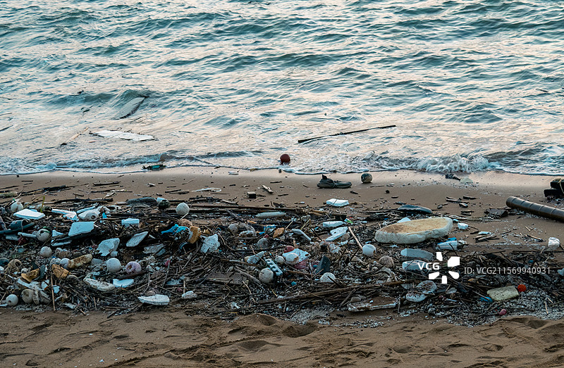 海边沙滩上的垃圾图片素材