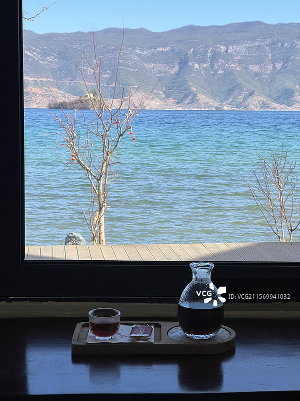 隔着窗户看泸沽湖 所有咖啡店都想要的景观图片素材