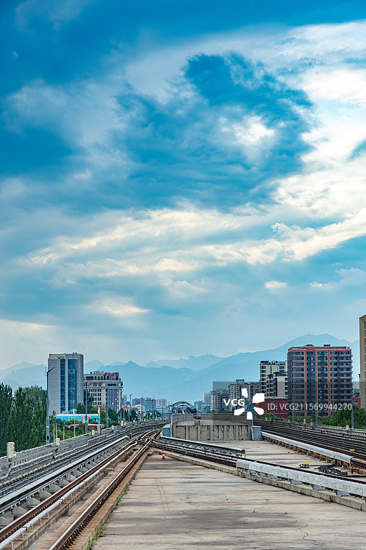 北京良乡大学城地铁及远处山景城市风光图片素材